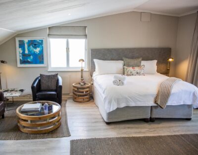 Superior King with mountain views — Macaron Guesthouse