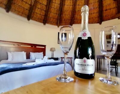 Thatched Garden Facing Rondawel — Ardmore Guest Farm