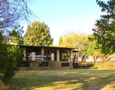 Thatched Mountain Facing Honeymoon Suite — Ardmore Guest Farm